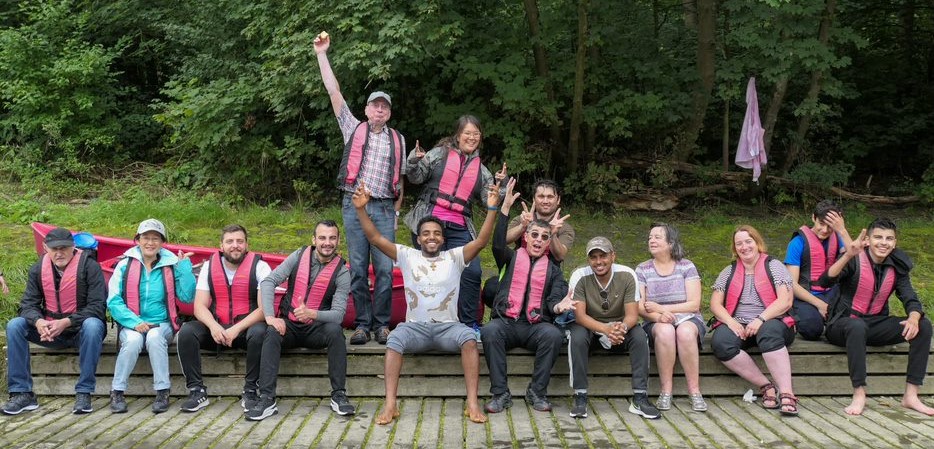 Gruppenfoto mit Schwimmwesten an der Ruhr