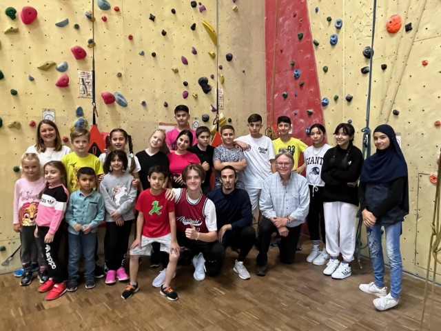 Deutschlerngruppen vor der Kletterwand Wupperwände