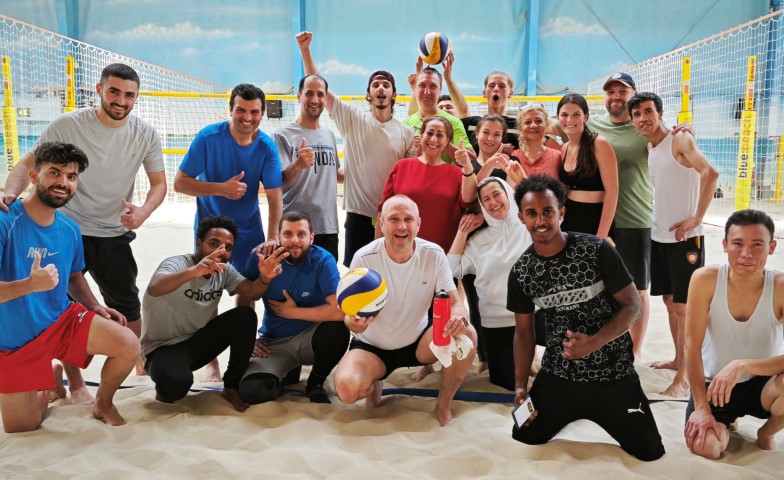 Gruppenfoto im Sand vom blue:beach