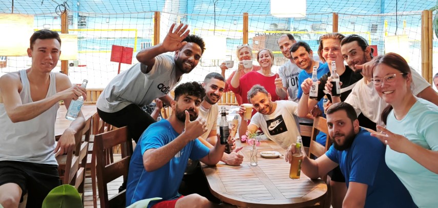 Gruppenfoto am Essenstisch im blue:beach