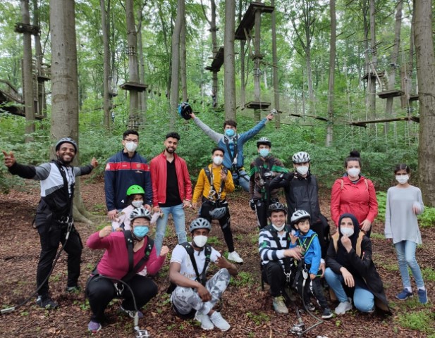 Gruppenfoto_Sporttreff der Flüchtlingshilfe Sprockhövel im Kletterwald Wetter
