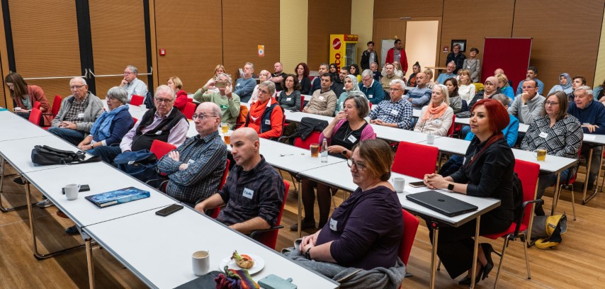 Foto des Plenums beim Ehrenamtstreffen 2023 im Saal des IGM Bildungszentrums
